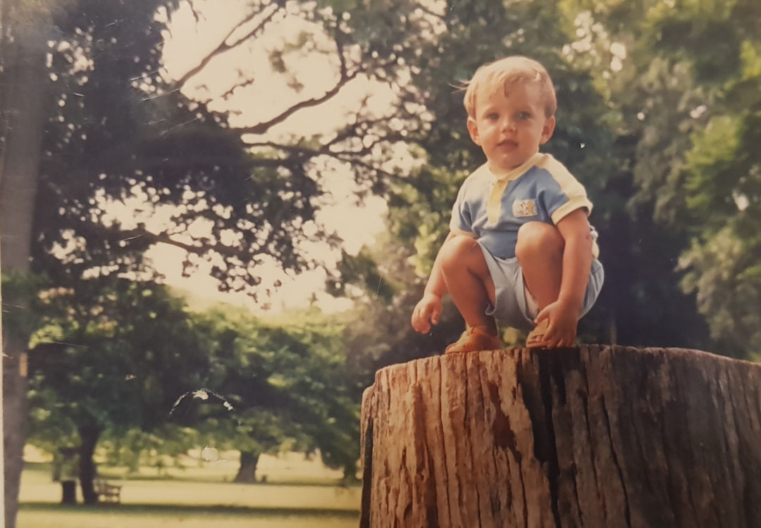 Young Dustin on a stump